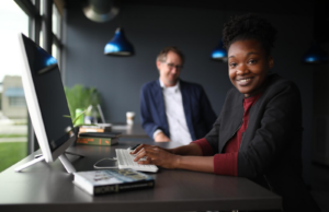 Bureau assis-debout, la nouvelle tendance bien-être au travail