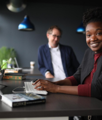 Bureau assis-debout, la nouvelle tendance bien-être au travail