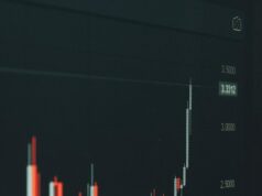 Pourquoi dit-on que le cuivre est un baromètre de l’économie Stock market graph shows fluctuating trends.