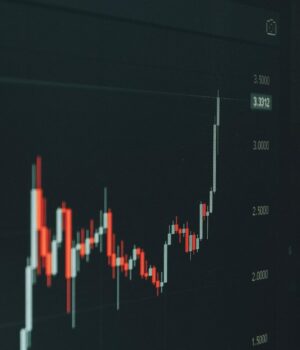 Pourquoi dit-on que le cuivre est un baromètre de l’économie Stock market graph shows fluctuating trends.