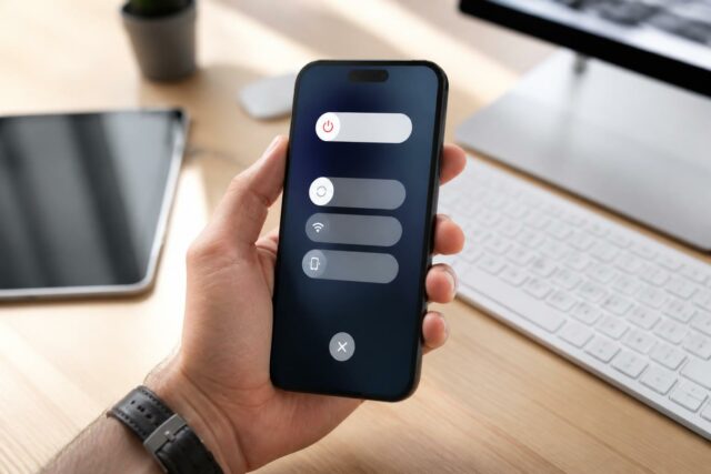 découvrez des astuces simples et efficaces pour réinitialiser votre iphone sans avoir besoin du mot de passe ni de l'identifiant apple. suivez notre guide étape par étape pour débloquer votre appareil en toute sécurité.