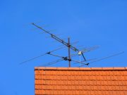 Antenne TNT d’intérieur ou d’extérieur : que privilégier ? antenne TNT