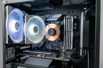 Refroidisseur liquide ARCTIC Liquid Freezer III Pro 360 RGB installé dans un boîtier PC haut de gamme avec ventilateurs RGB et radiateur 360mm