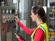 Améliorer l’efficacité grâce aux boîtes à boutons : rationalisation des processus industriels boîtes à boutons