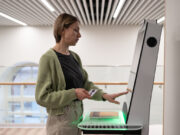 Écrans, bornes interactives, LED : quel affichage dynamique choisir en entreprise ? bornes interactives