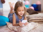 7 conseils pour que les enfants utilisent leur téléphone sans risque enfant smartphone