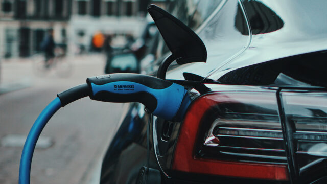 Faut-il opter pour une assurance voiture électrique en 2025 ?