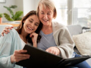 Le livre photo : un cadeau original à faire en ligne pour la fête des Mères fêtes des mères