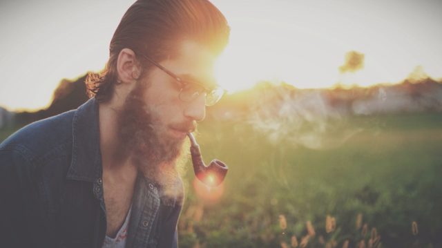 homme avec une pipe