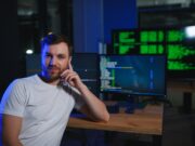 Que manque-t-il au Toulouse FC pour avoir plus de succès en Ligue 1 ? Une réponse technologique IT technician person with technology for typing code, future and data analytics