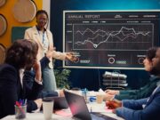 Le marketing d’affiliation en 2025 : des algorithmes plus intelligents, des conversions plus élevées Marketing assistant presenting infographics in a status update meeting