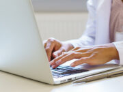 Avec ce site, vous trouverez immédiatement un médecin de garde proche de chez vous ! médecin de garde