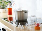 Tech et puériculture : les meilleures solutions pour nettoyer et stériliser les biberons de bébé