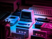 Arcadland : l’expert des jeux arcades et rétro vintage gray game console and joystick
