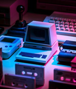 Arcadland : l’expert des jeux arcades et rétro vintage gray game console and joystick