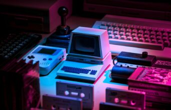 Arcadland : l’expert des jeux arcades et rétro vintage gray game console and joystick