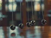 Découverte du principe mécanique du pendule de Newton pendule Newton