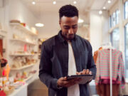 Phygitaliser votre point de vente avec une table tactile phygital