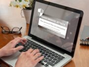 Citez deux catégories de logiciels malveillants malware afin de renforcer vos défenses Ransom ware, Cyber attack. Warning message on a computer screen. Woman work with a laptop.