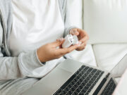 Comment réinitialiser vos AirPods en quelques étapes simples réinitialisation airpods