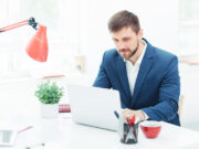 Comment taper les signes inférieur et supérieur ? signe inférieur