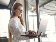 Comment faire le signe supérieur ? signe supérieur