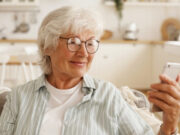 Conseils pour bien choisir un téléphone adapté pour ses grands-parents en 2022 téléphone grand-parent