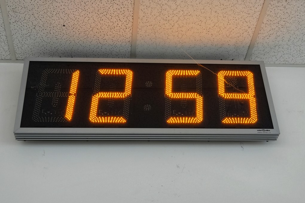 une horloge murale numérique