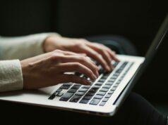 Signe inférieur ou supérieur, comment les taper sur un clavier ? person using laptop