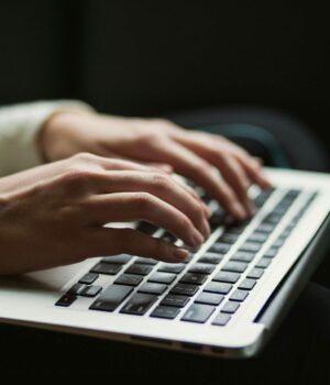 Signe inférieur ou supérieur, comment les taper sur un clavier ? person using laptop