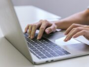 Quels outils utiliser pour créer un SaaS ? Woman hand using laptop or computor searching for information in internet online society web. Search