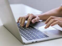 Quels outils utiliser pour créer un SaaS ? Woman hand using laptop or computor searching for information in internet online society web. Search