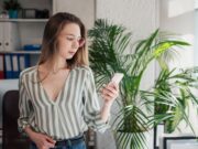 Pourquoi les machines à sous sont le meilleur point de départ pour les débutants en jeux d’argent ? Young woman working on a computer